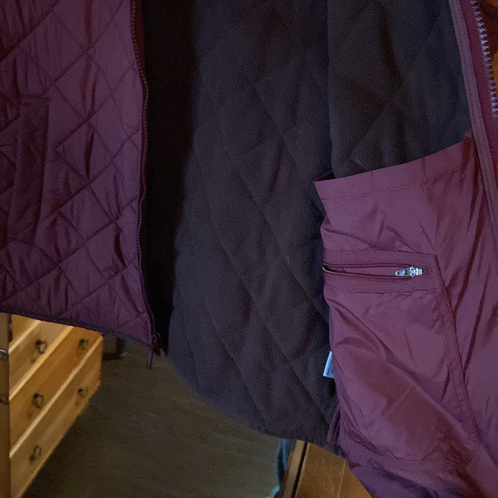 UNTUCKit quilted full zip lightweight vest. Size X-Large, color is light maroon - Picture 3 of 5